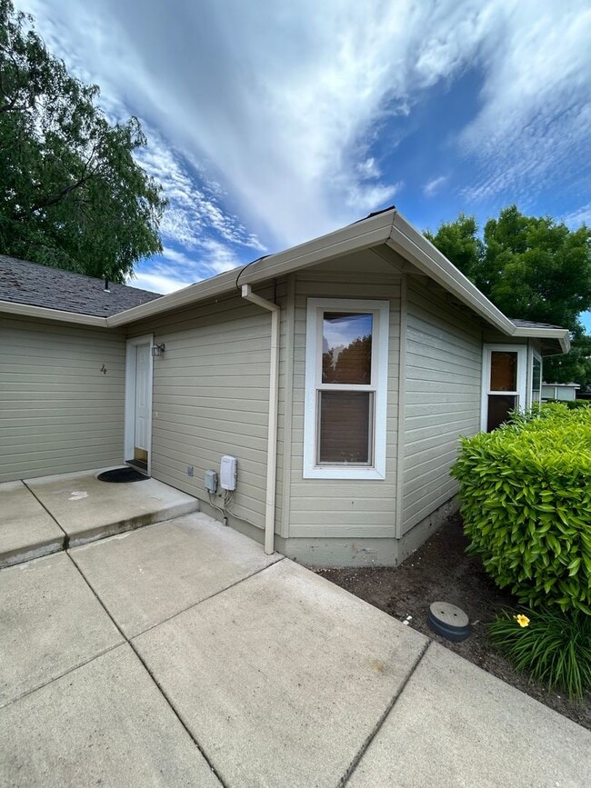 Building Photo - Coming Soon!!Three Bedroom for lease in Me...