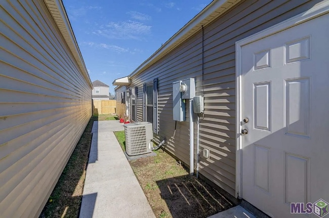 Building Photo - 40496 Sage Field Ct