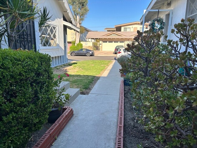 walkway to unit - 25215 Loytan St