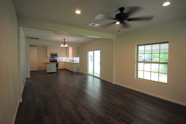 Foto del edificio - 5301 Pine Ave
