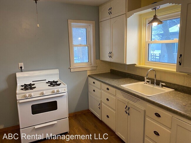 Building Photo - 4 br, 1.5 bath House - 300 S Main St