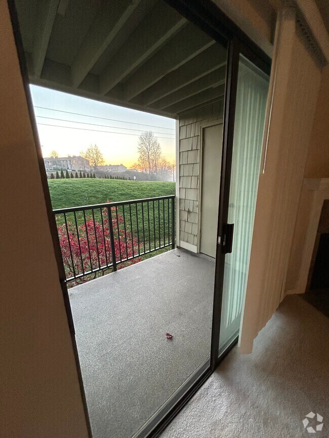 Rolling Hills Village Apartments for Rent with a Swimming Pool Renton