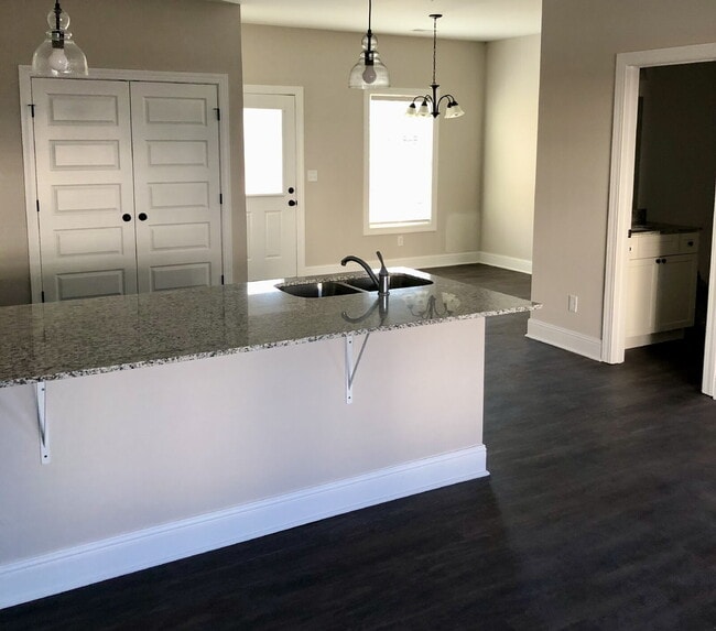 Building Photo - 3BD 2.5 BA TOWNHOME FOR RENT - WITHIN WALKING DISTANCE OF TTU