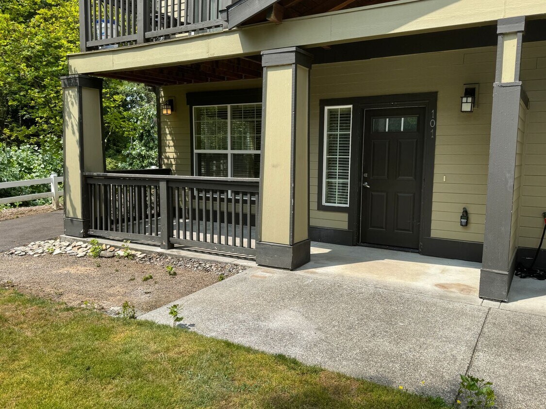 Foto principal - Beautiful 1br Condo in Sherwood. End unit ...