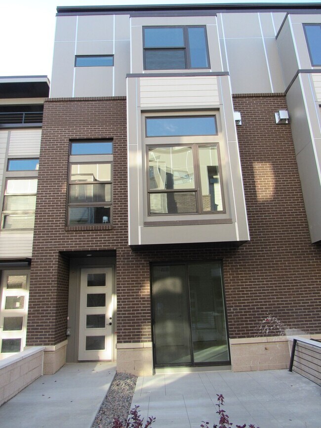 Foto del edificio - Town home a Block away from Sloan's Lake with roof top Deck