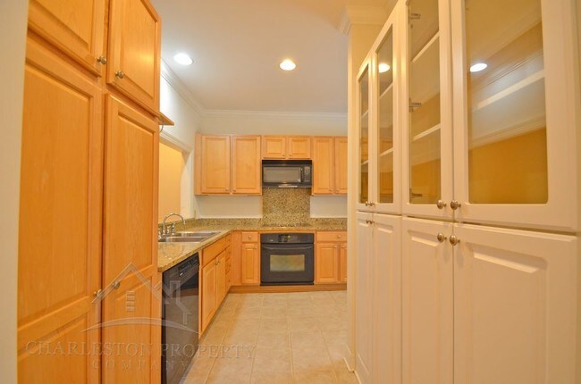 Building Photo - Four Bedroom Townhouse in Hollywood