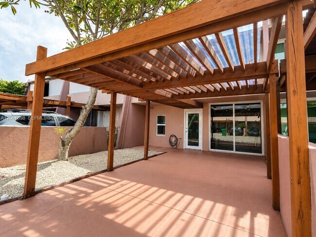 Building Photo - 14124 SW Kendale Lakes Cir