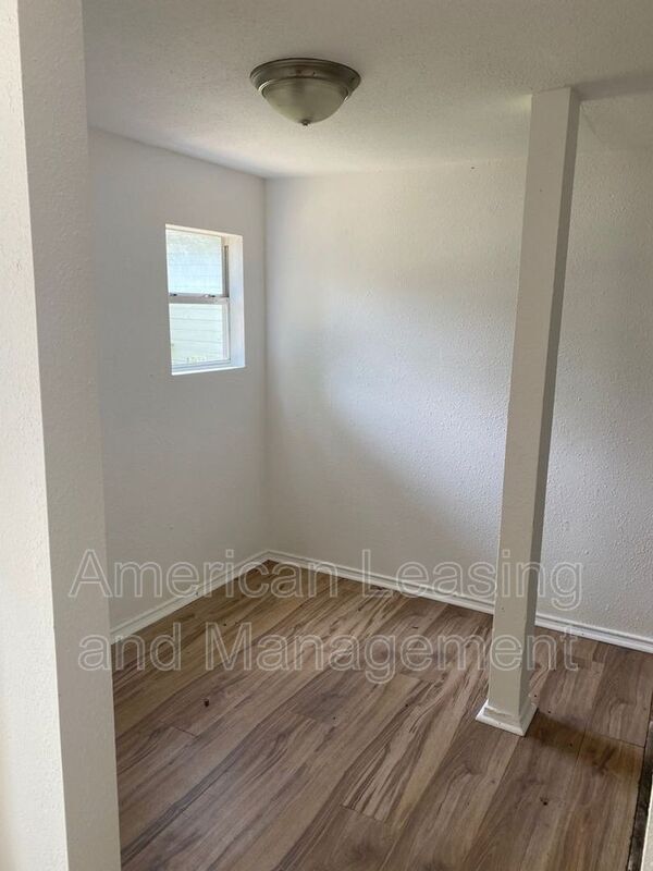 Foto del edificio - 1006 S 3rd St
