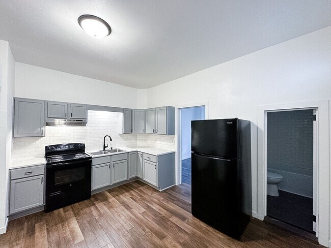 Building Photo - Jones Street Duplex