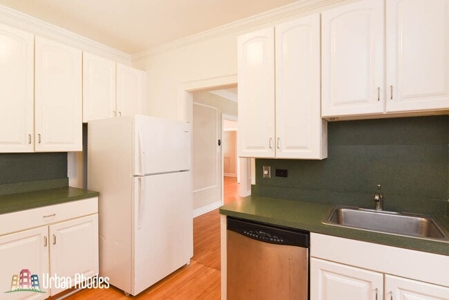 Building Photo - 1352 W Carmen Ave