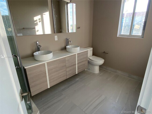 Foto del edificio - 636-612 NE 12th Ave