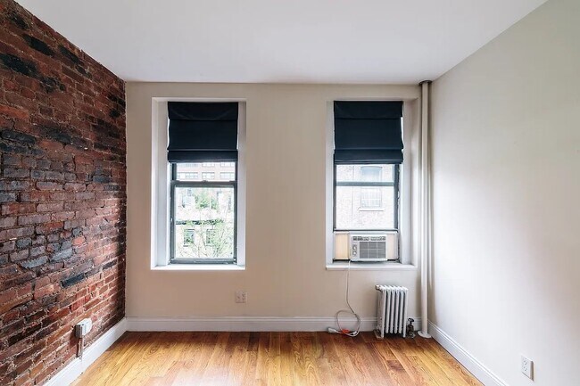 Foto del edificio - 141 W 10th St