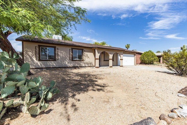 Building Photo - 4016 E Willow Ave