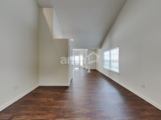 Foto del edificio - 127 Mercer Dr