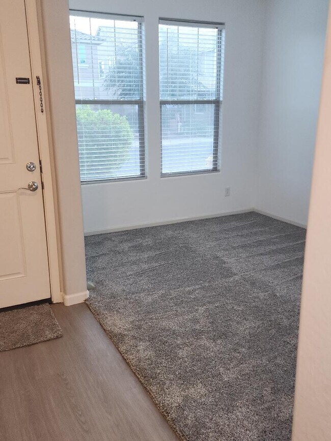 Habitación adicional junto a la puerta principal - 40768 W Rio Grande Dr