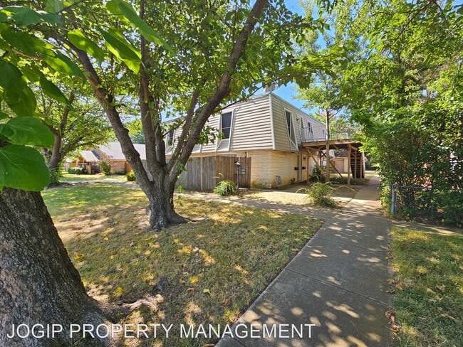 Building Photo - 2 br, 1 bath House - 3100 Medina St. #3106