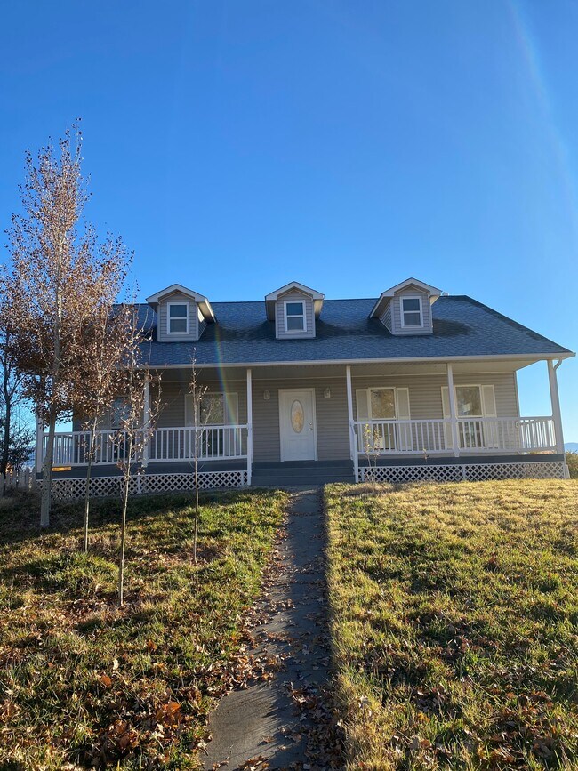 Building Photo - 1728 O Rd