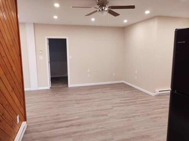 Building Photo - 6 Richards Ln