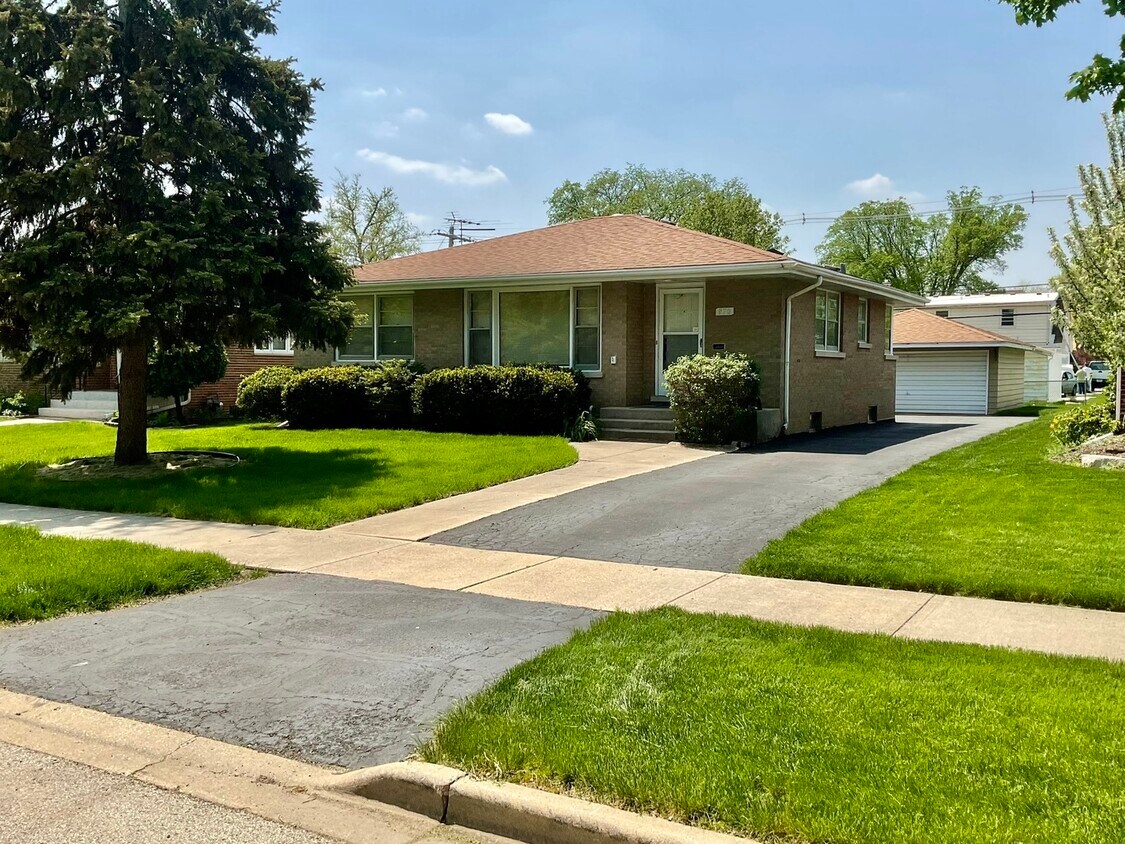 970 Saylor Ave, Elmhurst, IL 60126 House for Rent in Elmhurst, IL