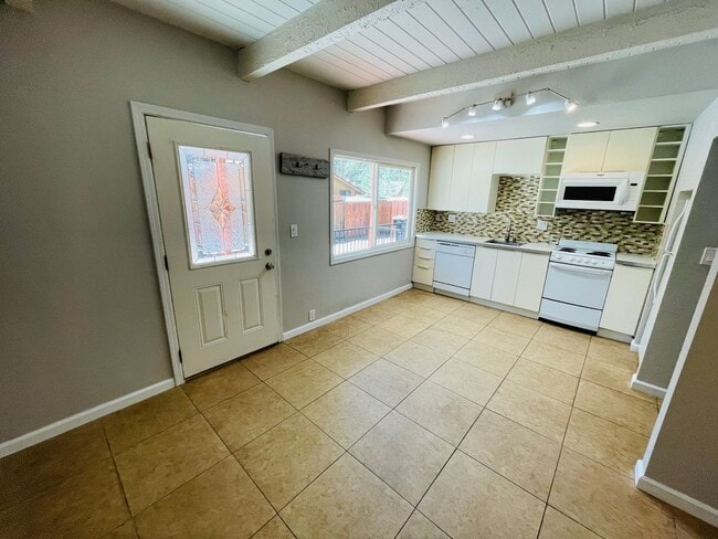 Building Photo - Pet friendly 1 bedroom unit with washer/dr...