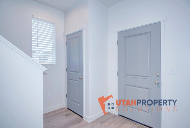 Building Photo - 421 S 960 W