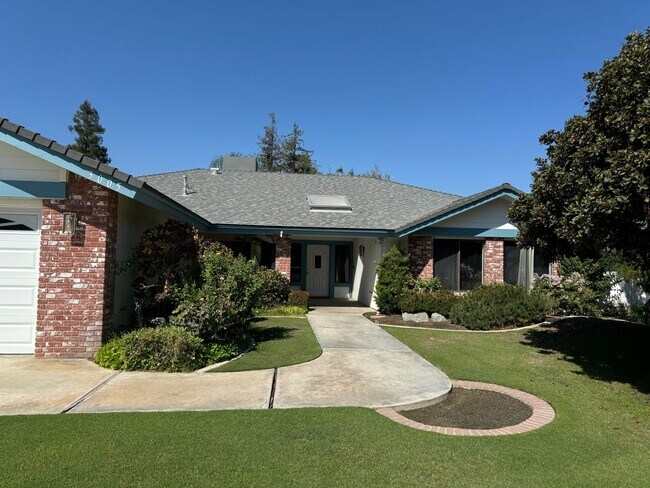 Building Photo - 3 bedroom 2 bath home in The Oaks