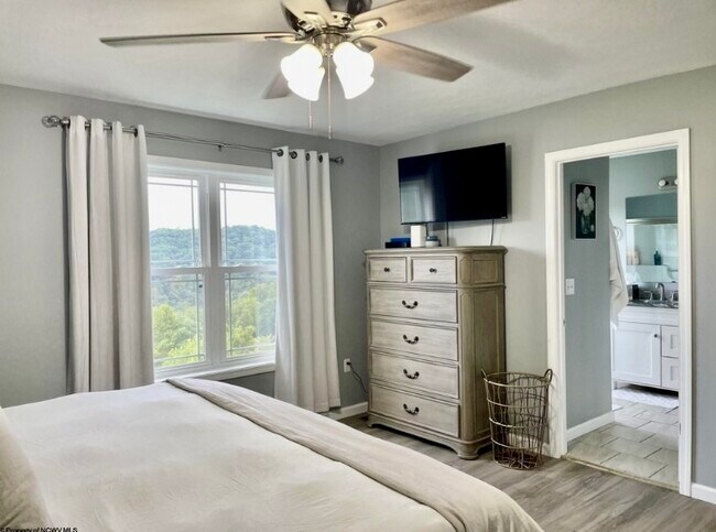 Foto del edificio - 423 Kings Point Ln
