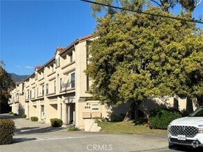 Building Photo - 653 Fairview Ave
