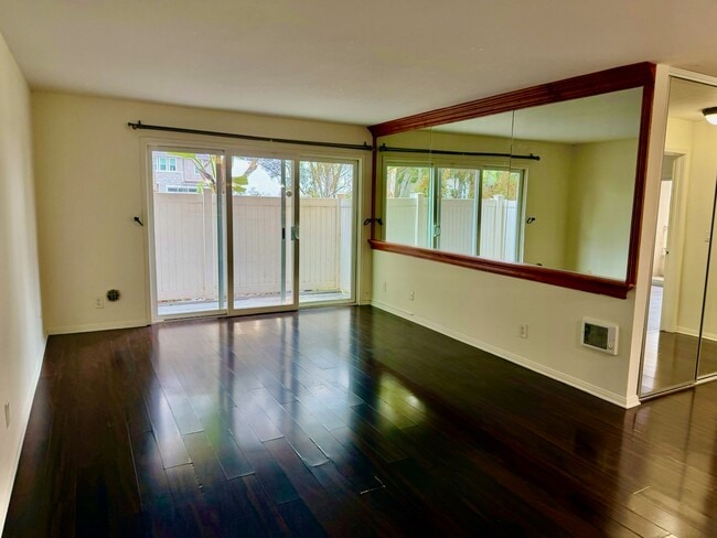 Building Photo - 3030 Suncrest Dr