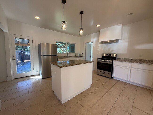 Foto del edificio - Charming Campbell 3 Bedroom 1 Bath Home with Backyard and Basement