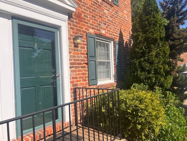 Building Photo - 415 Burgoyne Rd