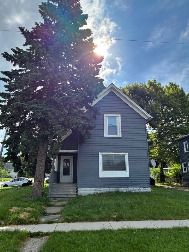 Building Photo - 1703 Oakdale Ave
