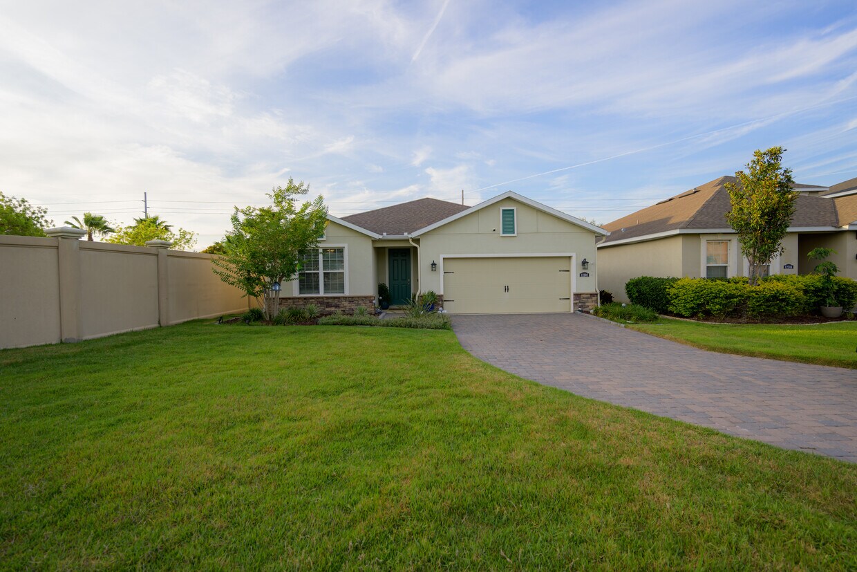 Foto principal - Lucaya Lake Club- Single Family Home