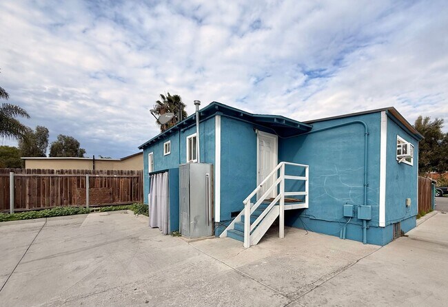 Foto del edificio - 4041-43 National Ave