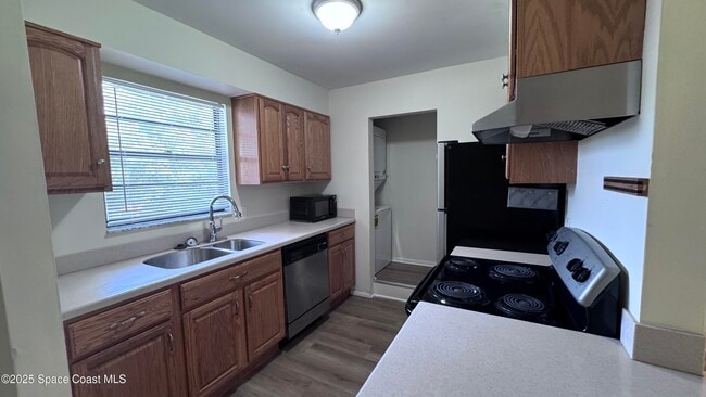 Building Photo - 2216 Flower Tree Cir