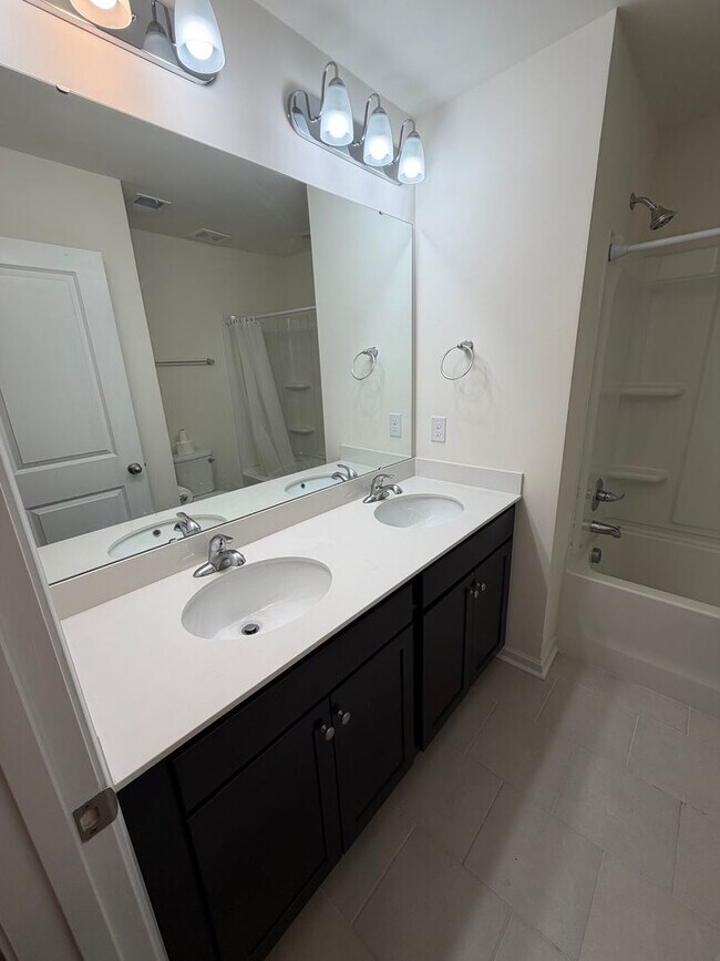 Foto del edificio - Beautiful 3 Bed / 2.5 Bath Townhome in Foxbank Plantation
