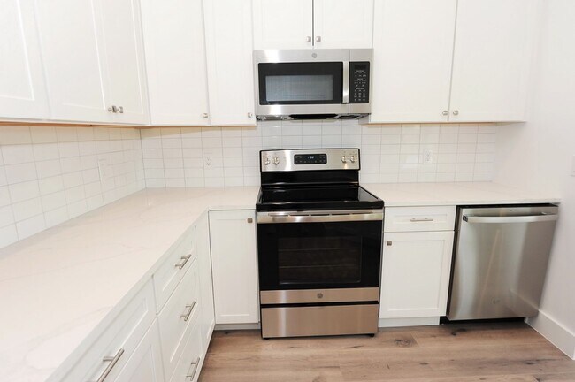 Building Photo - ANNUAL RENTAL - 3 Bedroom, 2 Bath Villa Ho...