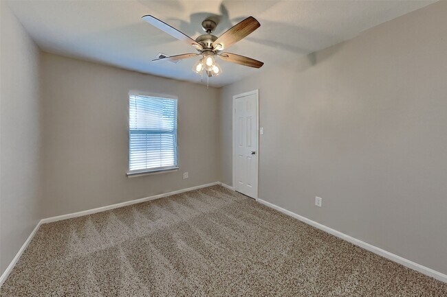 Foto del edificio - 80 Laughing Brook Ct