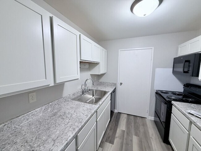 Building Photo - 2 Bedroom 1 Bathroom Remodel