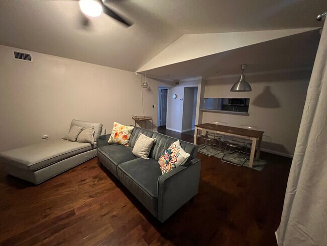 Building Photo - 501 W 26th St