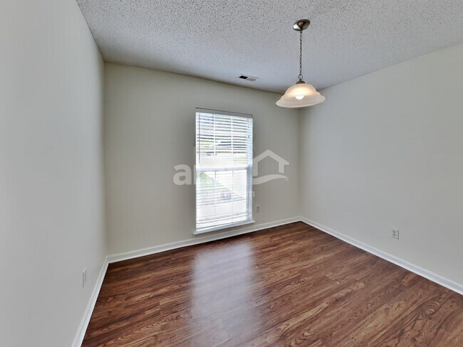 Foto del edificio - 15010 Ashlight Dr