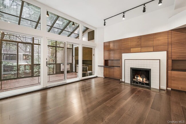 Building Photo - 322 E 50th St