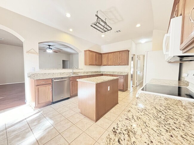 Foto del edificio - Spacious 4-Bedroom Gem Near Randolph AFB w...