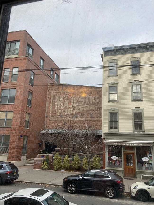Building Photo - 215 Montgomery St