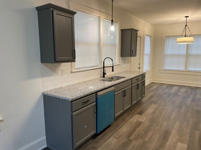 Building Photo - Totally remodeled 2 bedroom 2 Bath Home Ne...