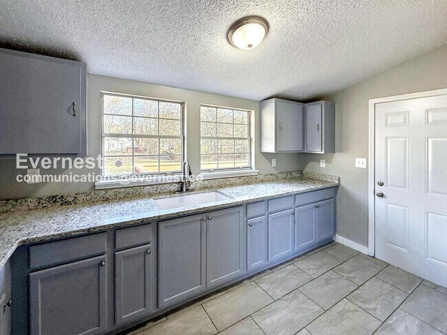 Foto del edificio - Limited Time Special Offer - Split your security deposit payment. 3 Bed/1 Bath Home with Fenced Y...