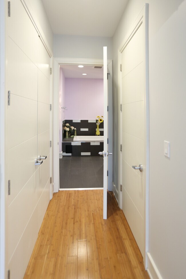 Closets MB - 2424 W Chicago Ave