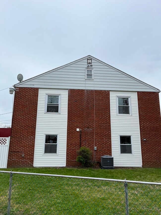 Building Photo - 2001 Larkhall Rd