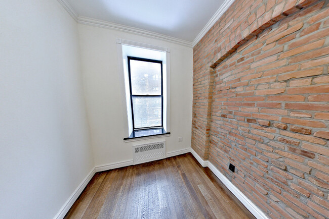 Bedroom - 424 W 51st St