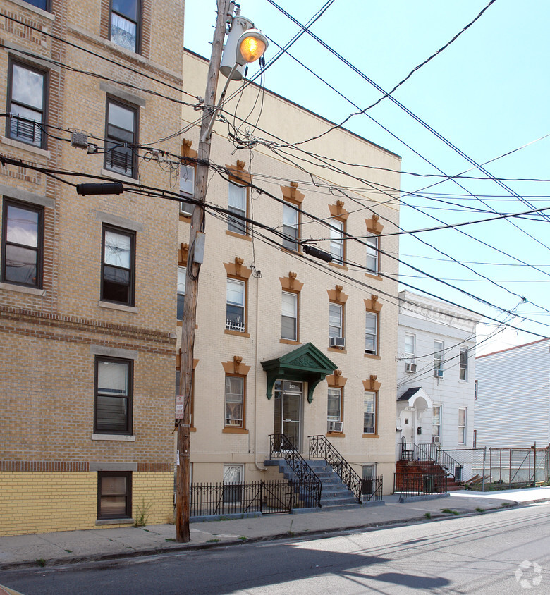 207 59th St, West New York, NJ 07093 - Apartments in West New York, NJ ...